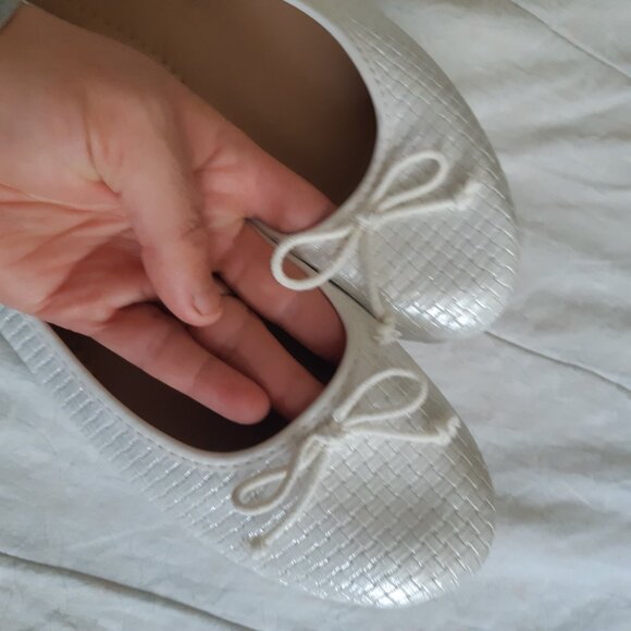 White Womens Flats Sz 10 with Delicate Bow Soft Sheen - Picture 2 of 6